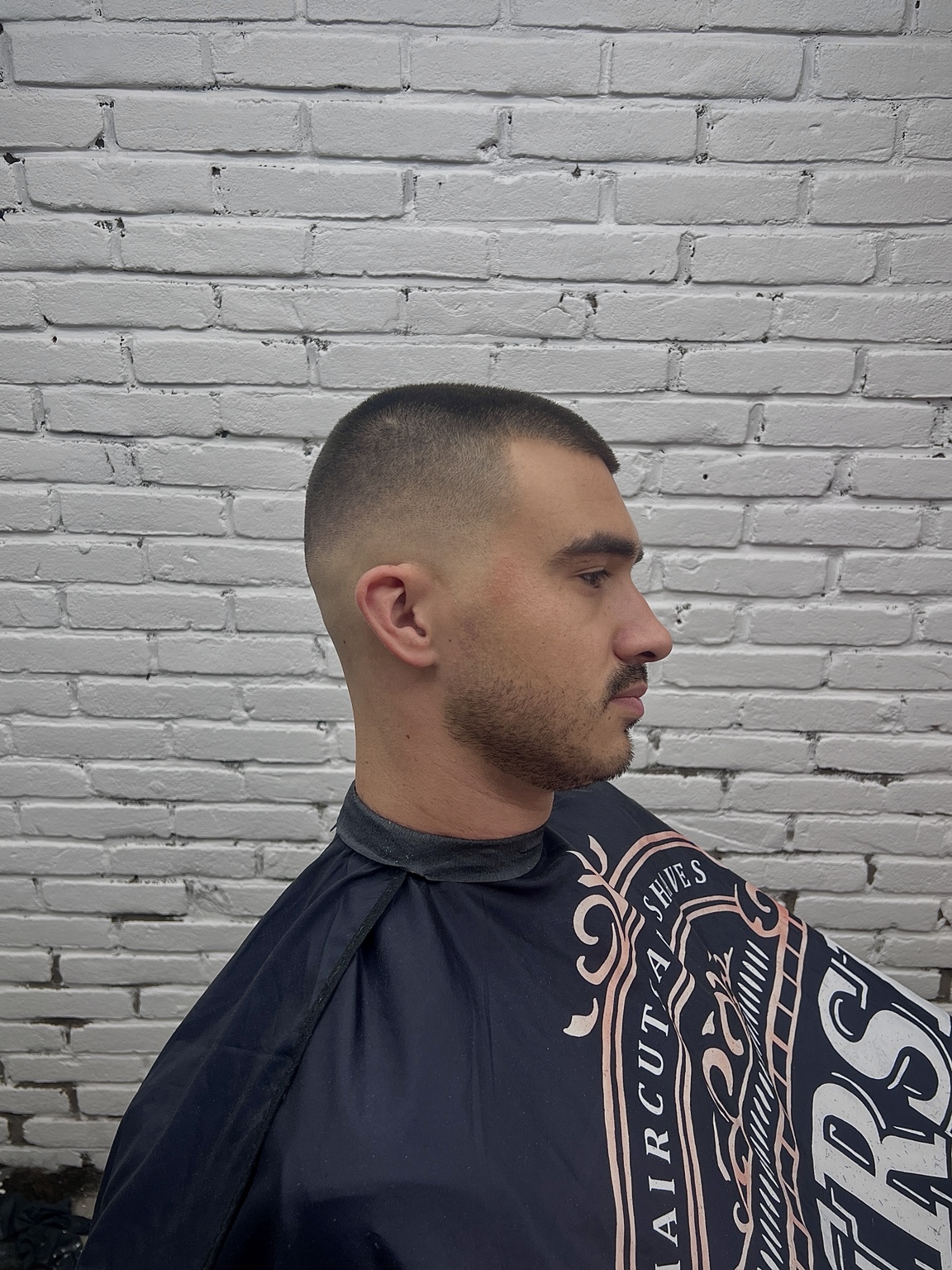 Strakke fade en verzorgde baard, geknipt door The Falcon Barber